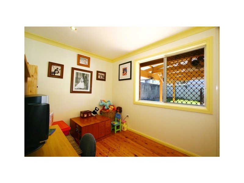 17 Lawrence Avenue, Mount Warrigal NSW 2528