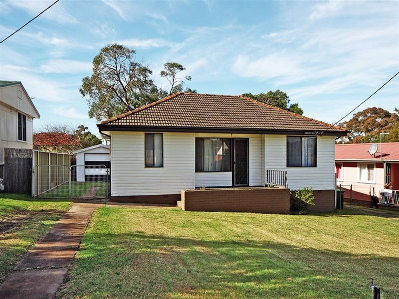 27 Booth Street, Warilla NSW 2528