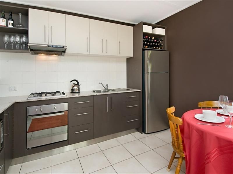 18/125 Clarence Road, Indooroopilly QLD 4068