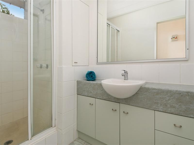 18/125 Clarence Road, Indooroopilly QLD 4068