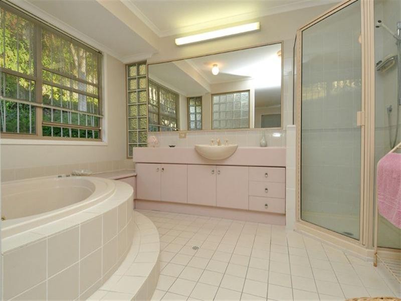 5 Lynell Street, Hamilton QLD 4007