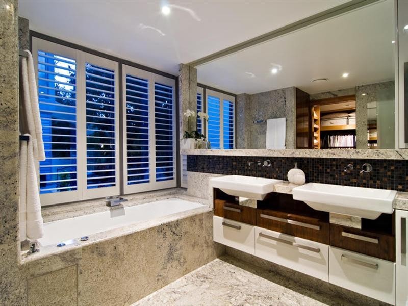 2/166 Oxlade Drive, New Farm QLD 4005