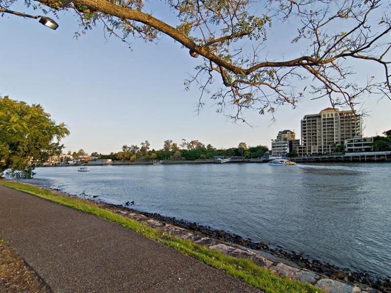 2/166 Oxlade Drive, New Farm QLD 4005