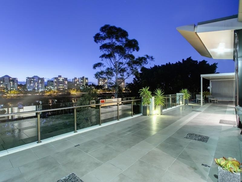 10 Pidgeon Close, West End QLD 4101