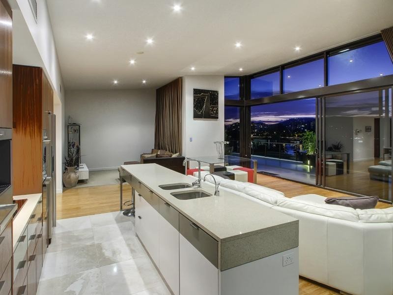 10 Pidgeon Close, West End QLD 4101