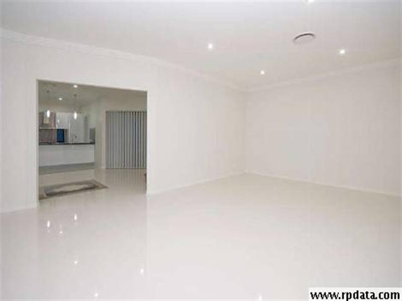8 Trudy Crescent, Cornubia QLD 4130