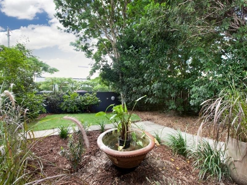 2/121 Oxlade Drive, New Farm QLD 4005