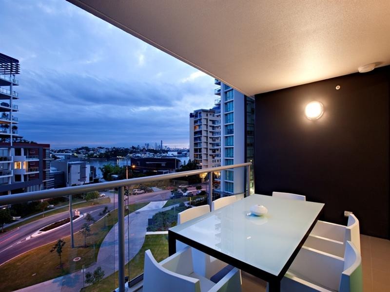 8 Harbour Road, Hamilton QLD 4007