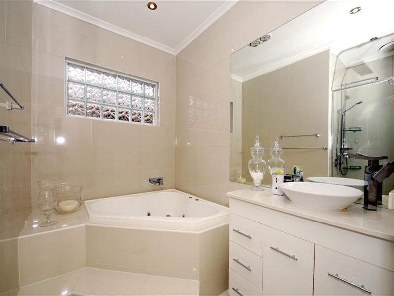 18 Bellarine Court, Keysborough VIC 3173