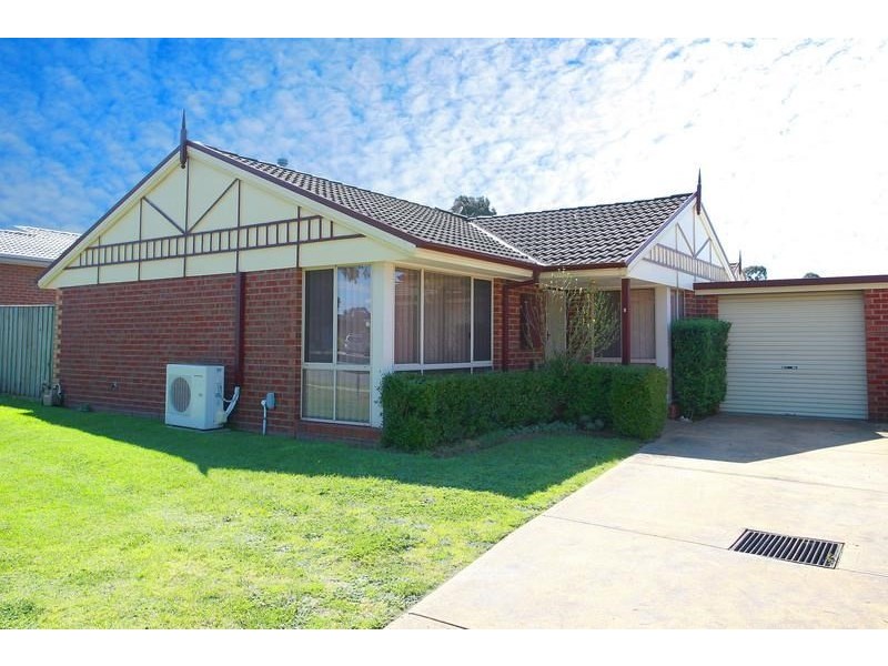 2/11 Olive Road, Eumemmerring VIC 3177