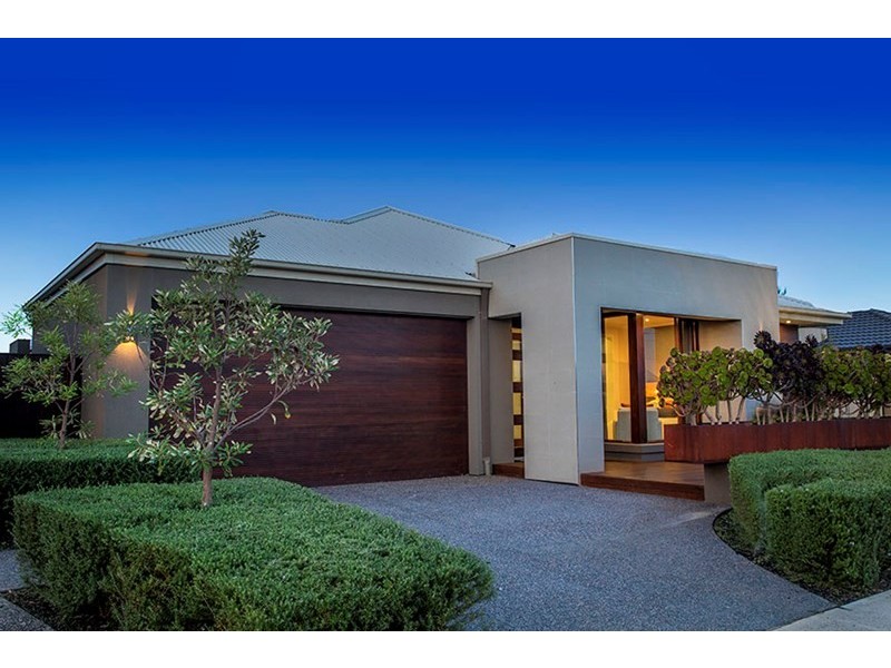 17 Winchcombe Way, Cranbourne North VIC 3977