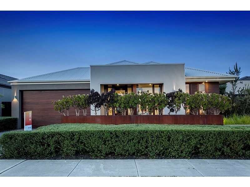 17 Winchcombe Way, Cranbourne North VIC 3977