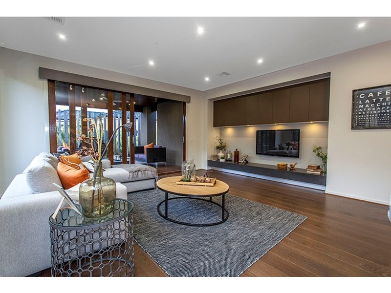 17 Winchcombe Way, Cranbourne North VIC 3977