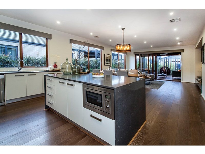 17 Winchcombe Way, Cranbourne North VIC 3977