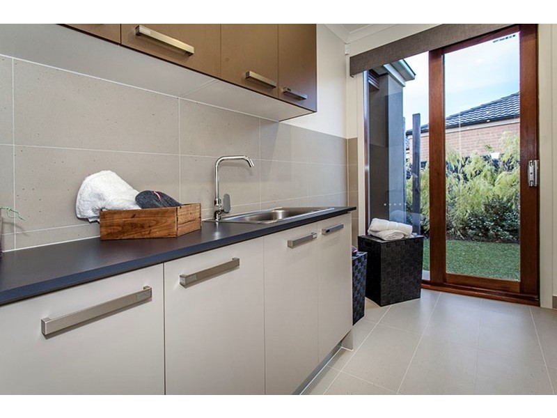 17 Winchcombe Way, Cranbourne North VIC 3977