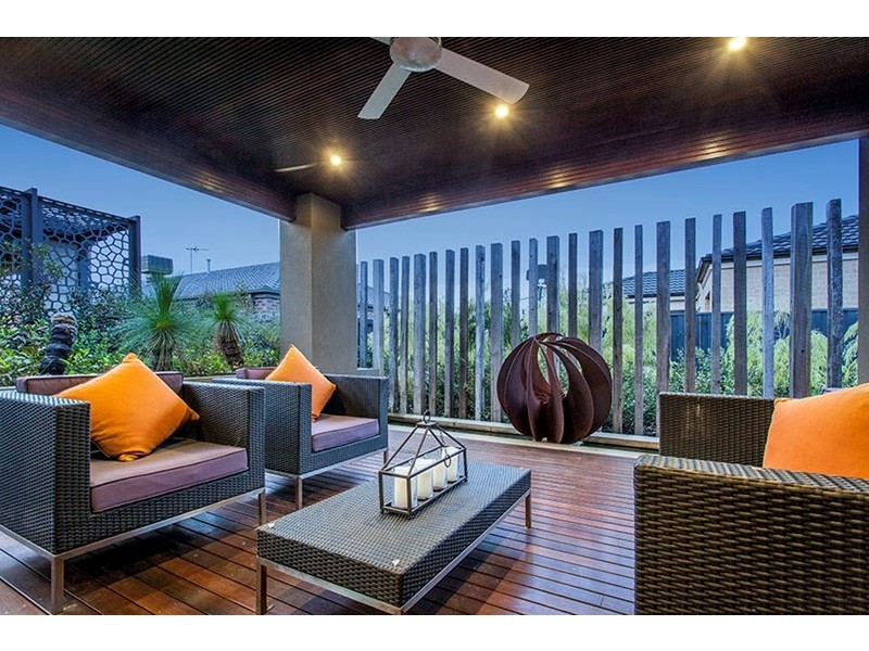 17 Winchcombe Way, Cranbourne North VIC 3977