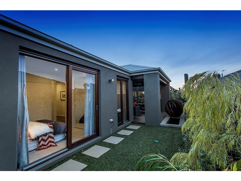 17 Winchcombe Way, Cranbourne North VIC 3977