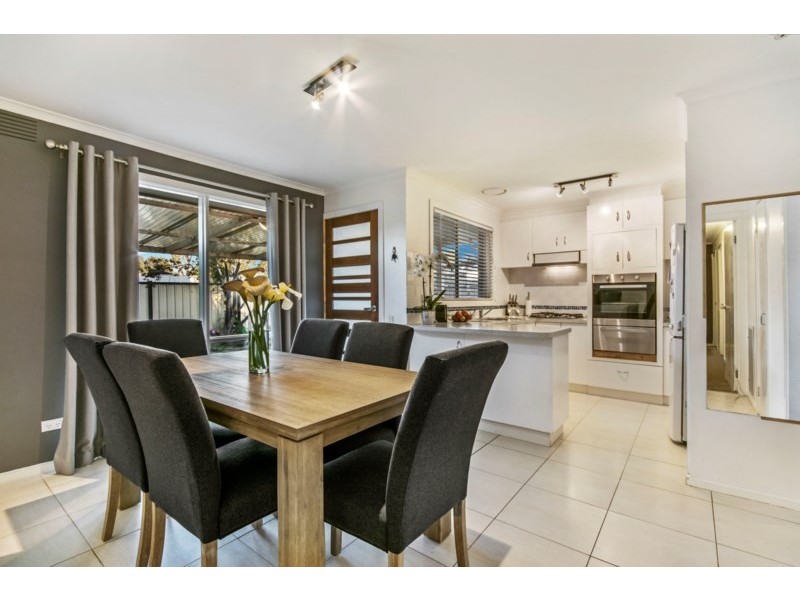 2 Heathmere Crescent, Endeavour Hills VIC 3802
