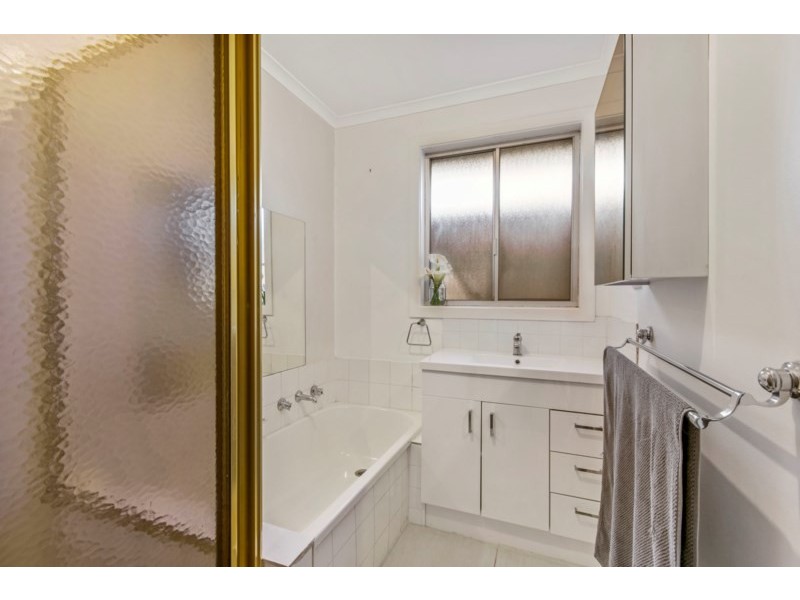 2 Heathmere Crescent, Endeavour Hills VIC 3802