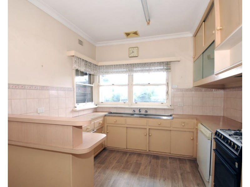 8 Hillcrest Grove, Springvale VIC 3171