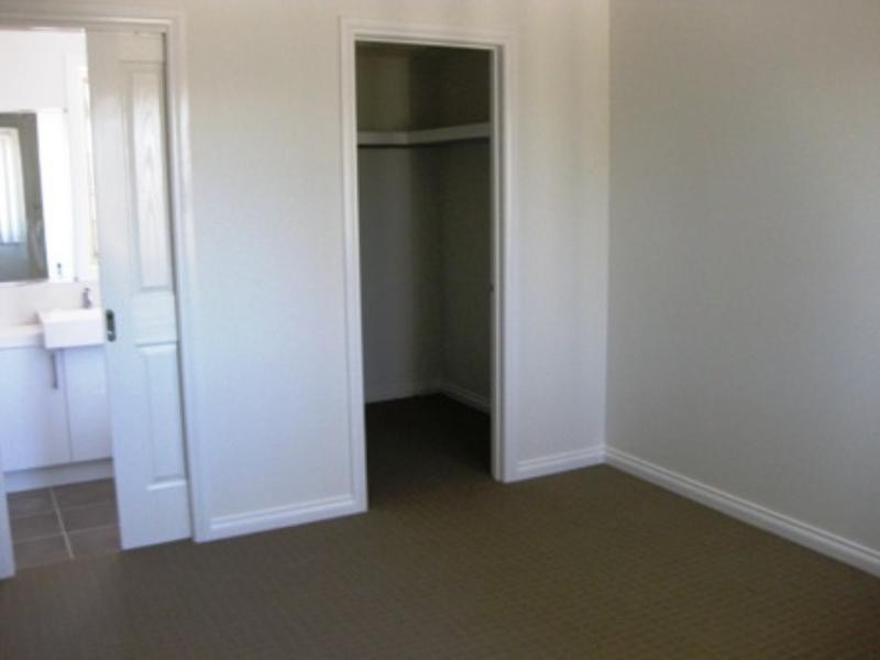 27 Wall Street, Noble Park VIC 3174