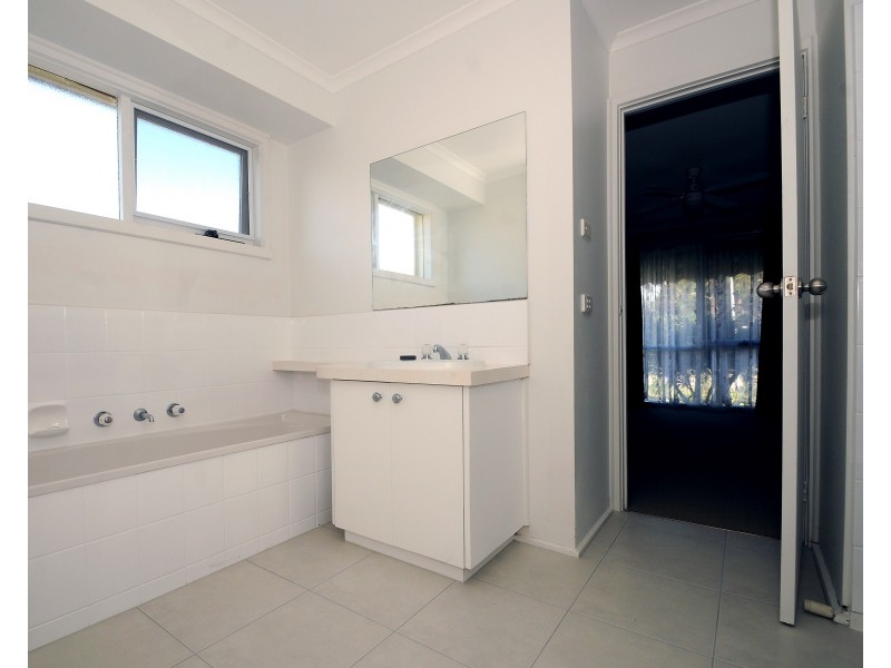 6 Kinloch Gardens, Endeavour Hills VIC 3802