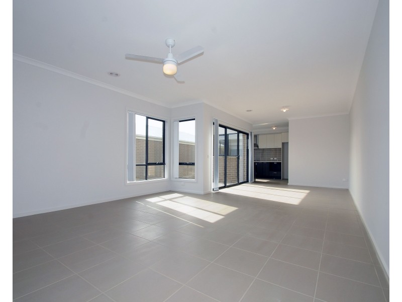 3 Chambers Crescent, Cranbourne North VIC 3977