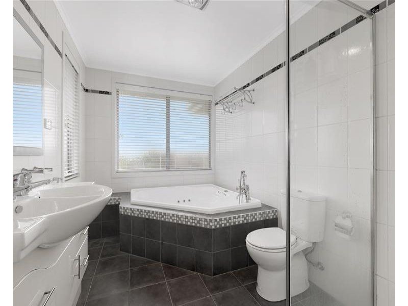 32 Mangana Drive, Mulgrave VIC 3170