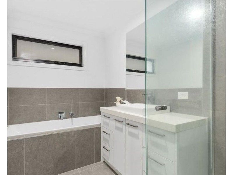 2/163 Dandelion Drive, Rowville VIC 3178