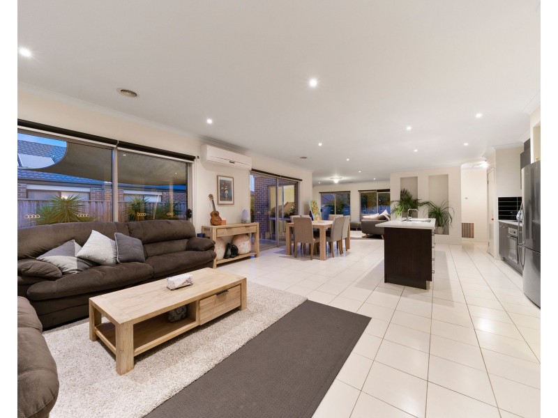 11 Wild Scotchman Way, Cranbourne East VIC 3977