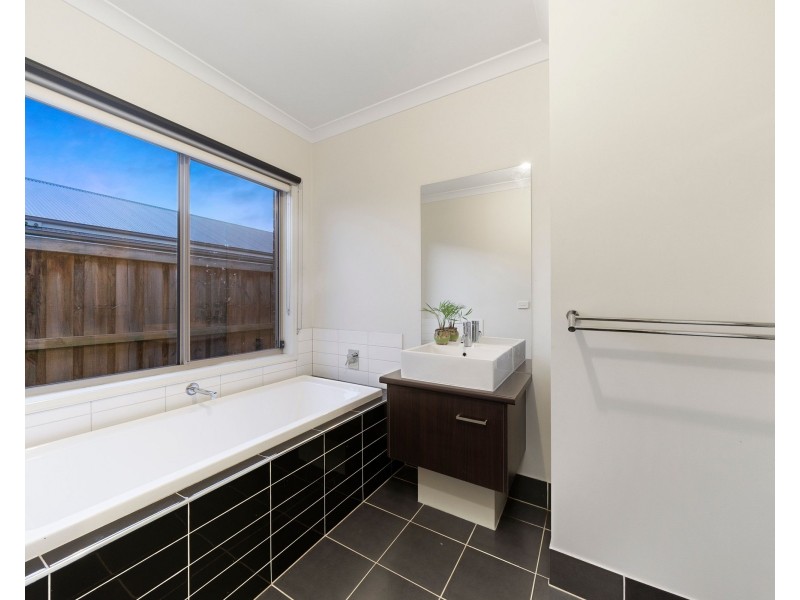 11 Wild Scotchman Way, Cranbourne East VIC 3977