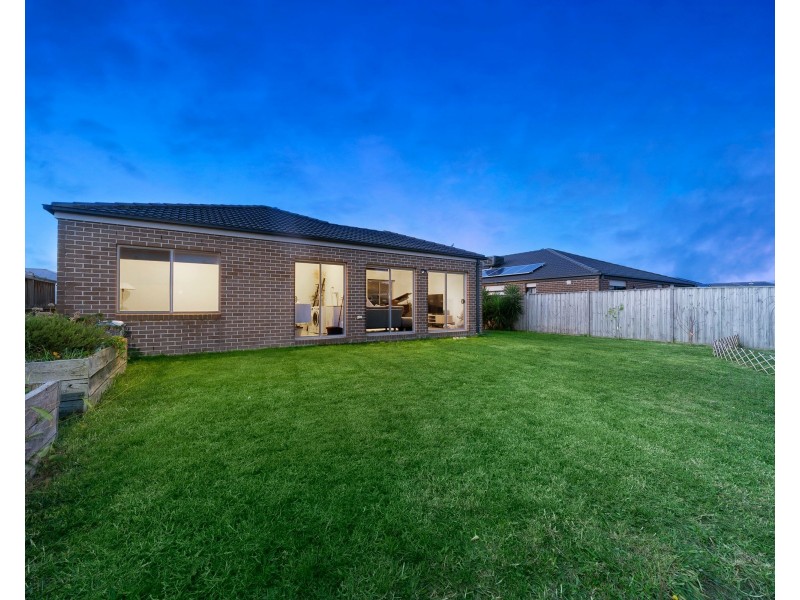 11 Wild Scotchman Way, Cranbourne East VIC 3977
