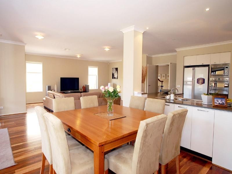 21 Waterside Drive, Waterways VIC 3195