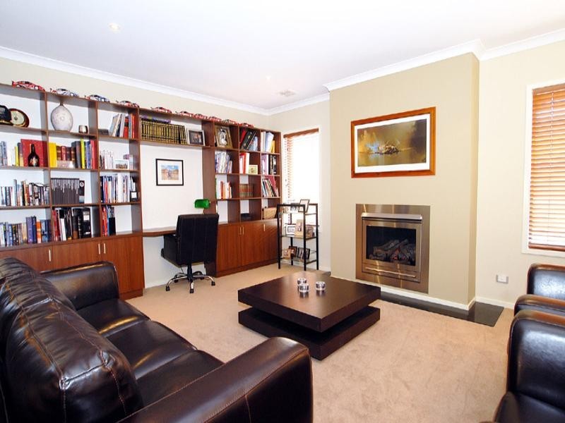 21 Waterside Drive, Waterways VIC 3195