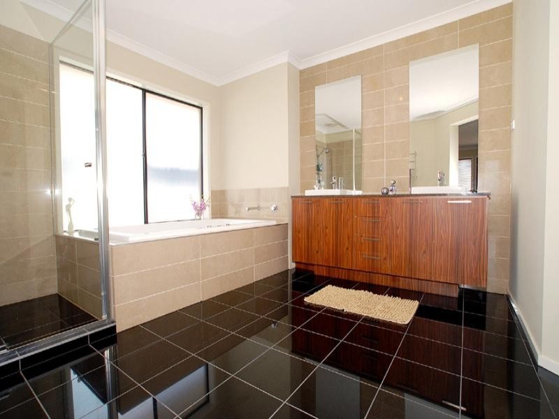 21 Waterside Drive, Waterways VIC 3195