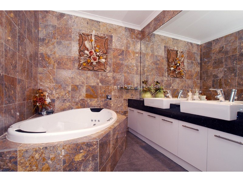 14 Broadwater Drive, Waterways VIC 3195