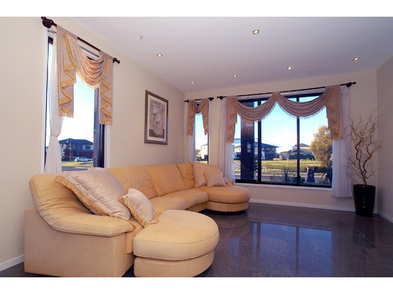 14 Broadwater Drive, Waterways VIC 3195