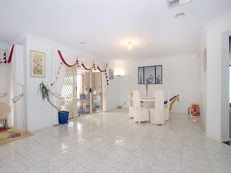 8 Sunrise Court, Springvale South VIC 3172