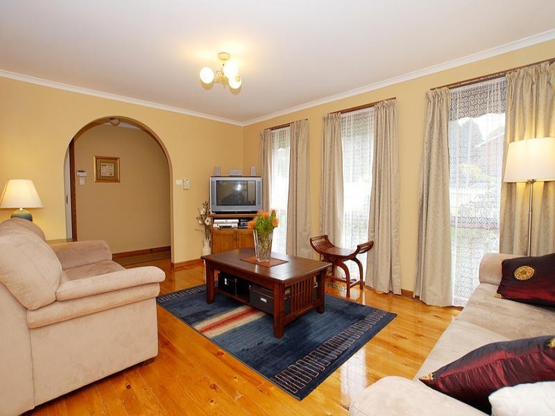 10 Hutchins Avenue, Endeavour Hills VIC 3802