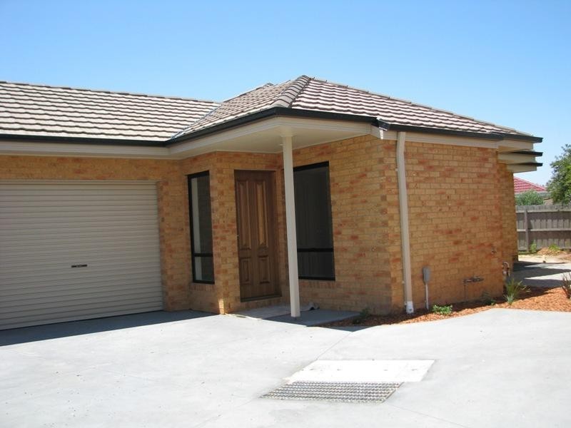 2/22 Hughes Crescent, Dandenong North VIC 3175