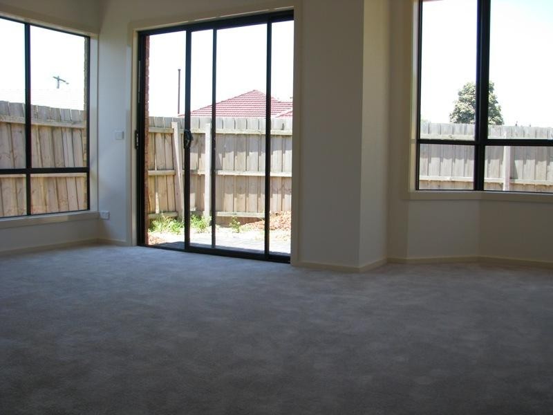 2/22 Hughes Crescent, Dandenong North VIC 3175