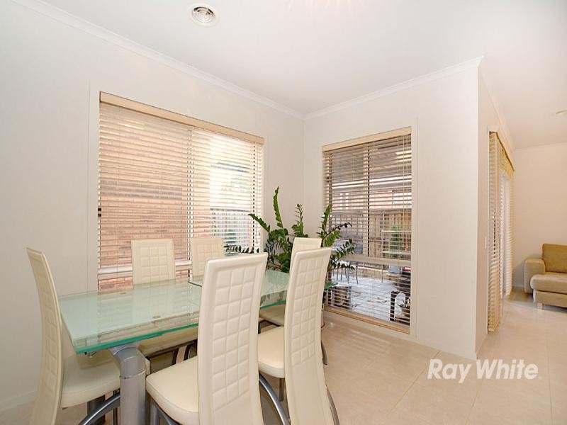 8 Amber Close, Springvale South VIC 3172