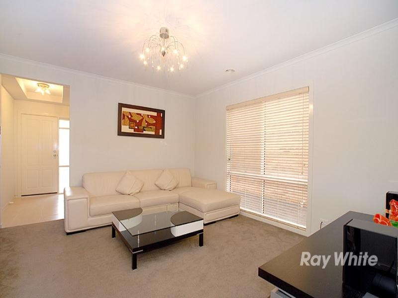 8 Amber Close, Springvale South VIC 3172