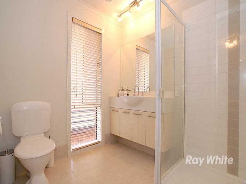 8 Amber Close, Springvale South VIC 3172