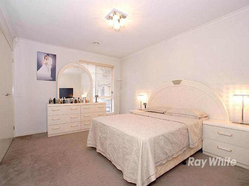 8 Amber Close, Springvale South VIC 3172