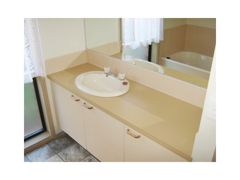 2/19 Henderson Road, Keysborough VIC 3173