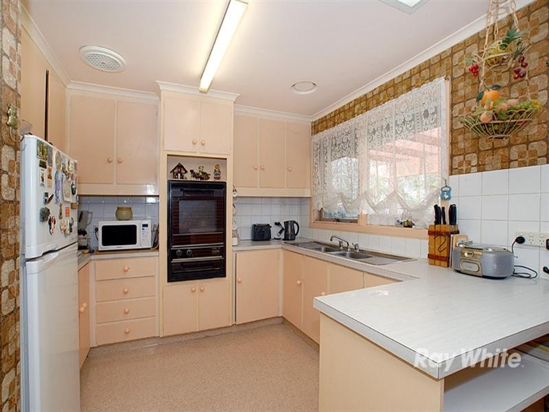 27 Finisterre Drive, Keysborough VIC 3173