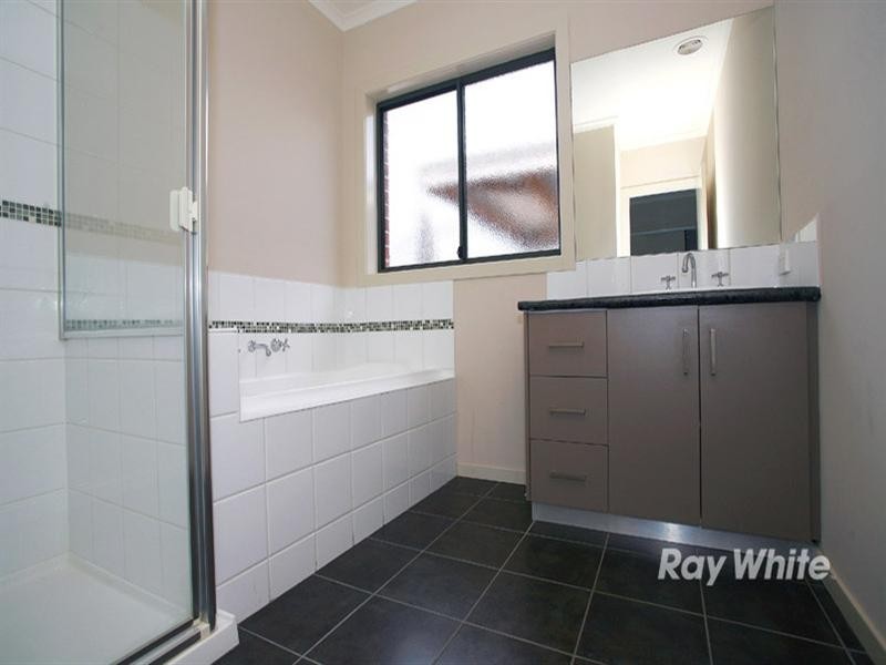 2/23 Hughes Crescent, Dandenong North VIC 3175