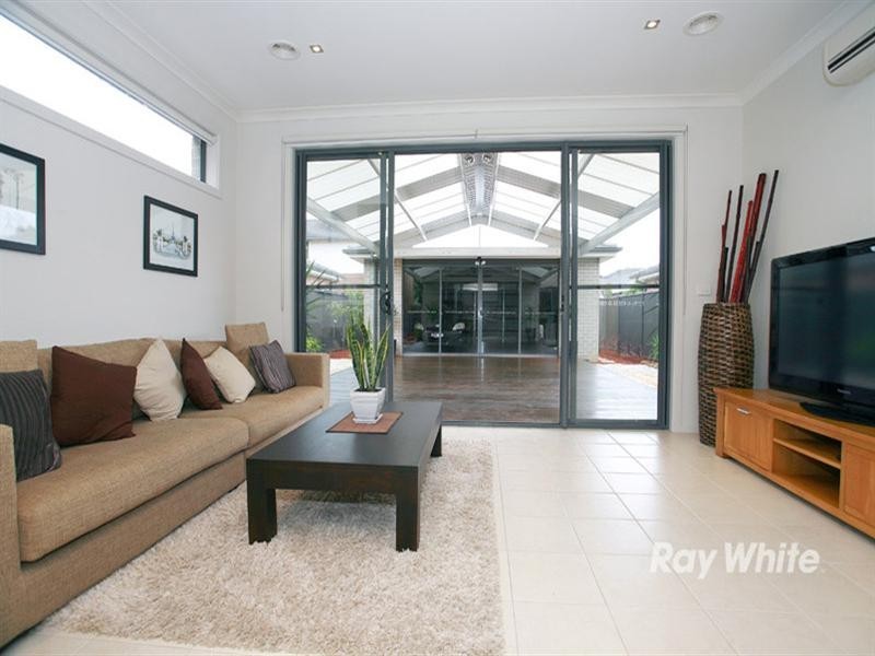 8 Greenview Terrace, Keysborough VIC 3173