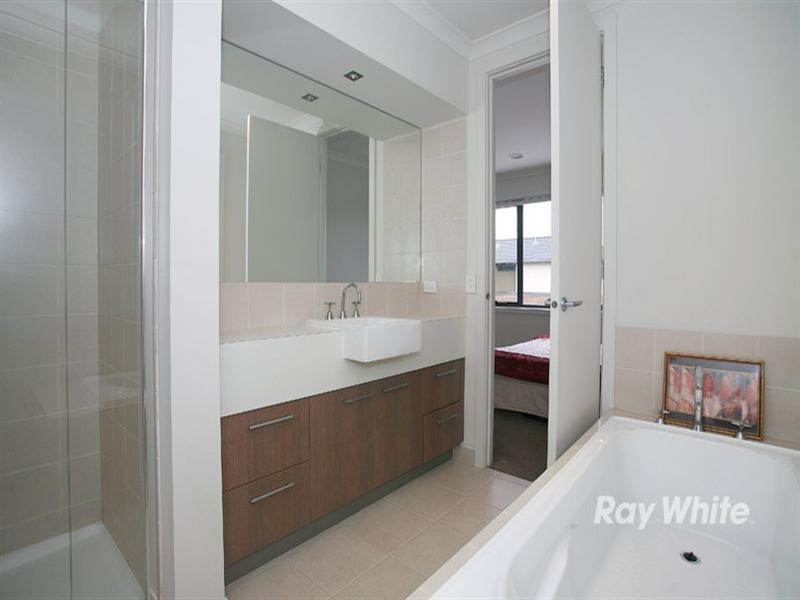 8 Greenview Terrace, Keysborough VIC 3173